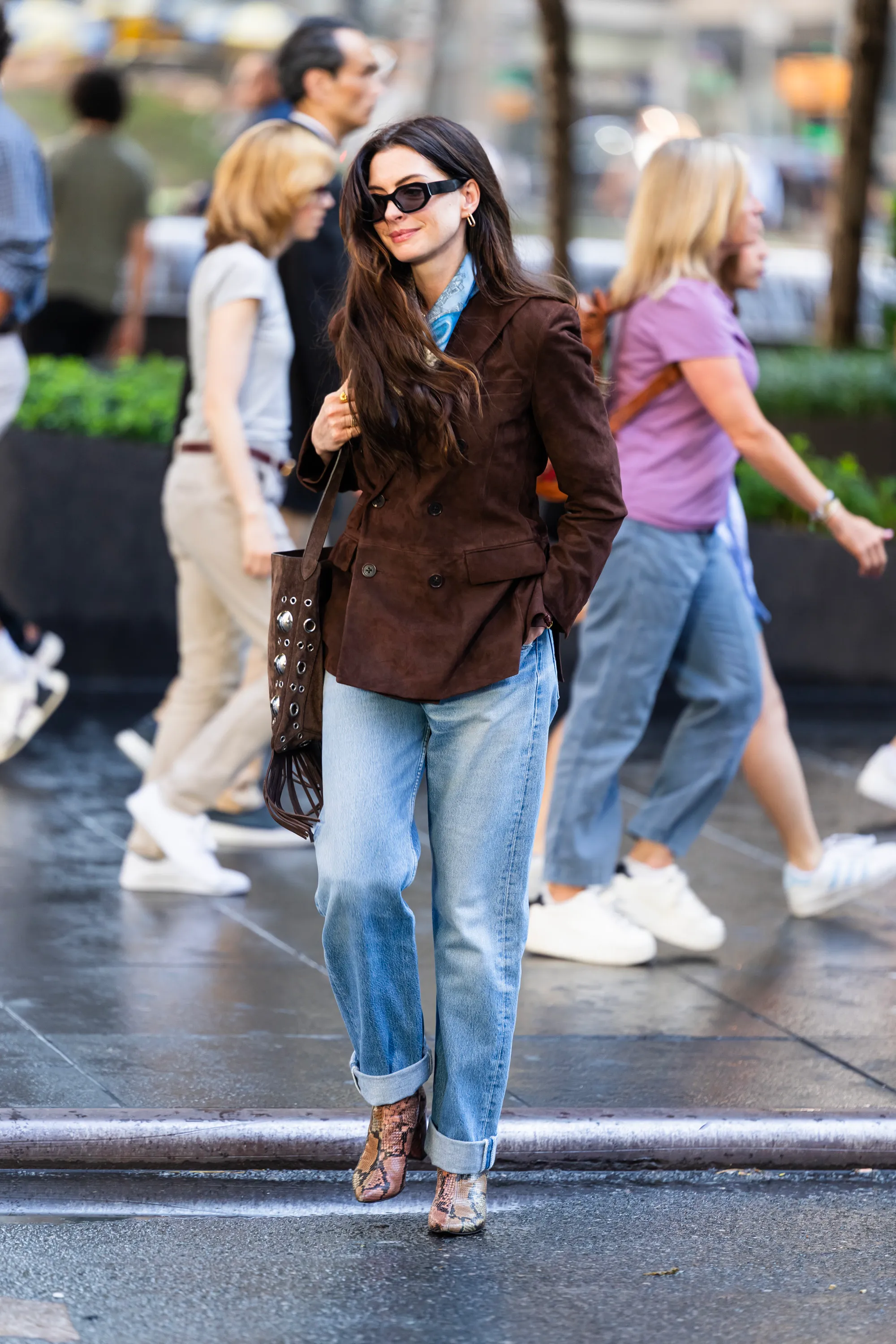 プラダを着た悪魔2 アン・ハサウェイ 映画の衣装・服装(ジャケット・バッグ・ブーツ・スカーフ・サングラス)のブランド・コーデは?