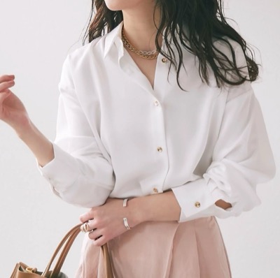 La boutique BonBon（ラブティックボンボン）ホワイトのサテンシャツ
