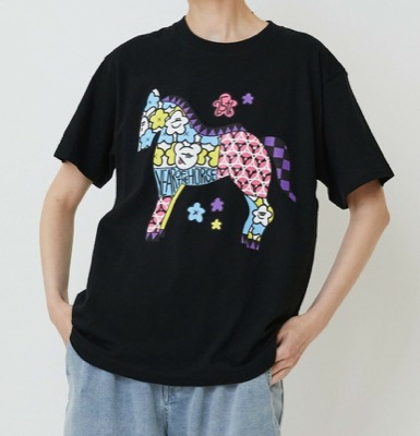 FRAPBOIS（フラボア）ブラックのカラフル馬プリントTシャツ