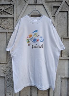 深緑（ふかみどり）ホワイトのプリントTシャツ