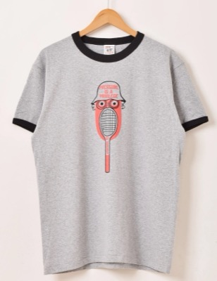 グレーのプリントTシャツ