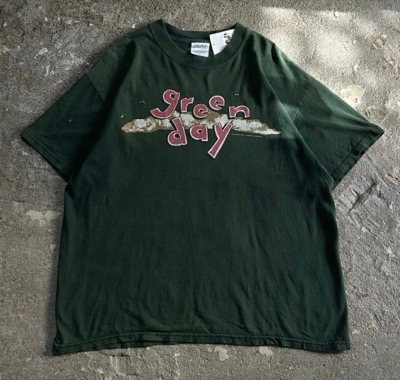 グリーンのプリントTシャツ