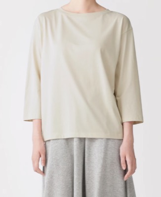 無印良品ライトベージュのTシャツ
